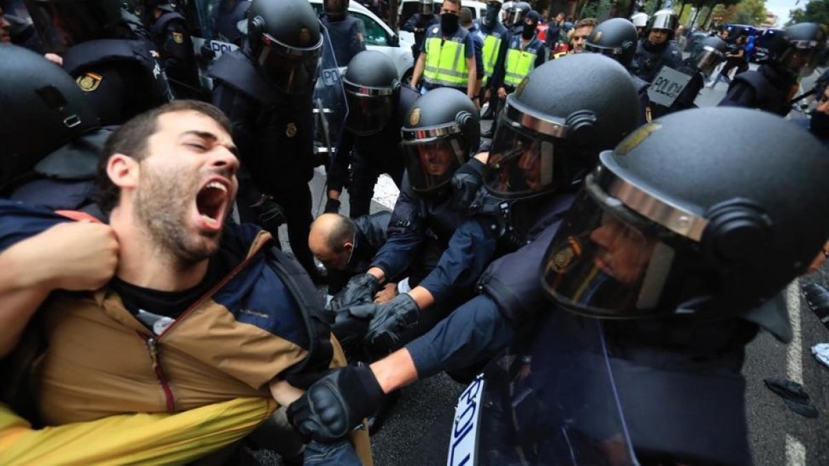 La Policía Nacional carga en la escuela Ramon Llull de Barcelona.-/ FERRAN NADEU