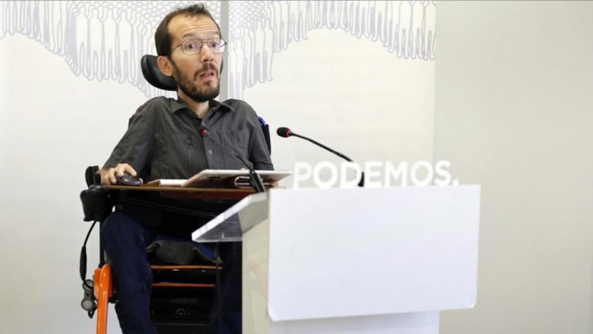 Pablo Echenique durante la rueda de prensa en la que se postula como candidato a la secretaría de organización.-J.M. PRATS