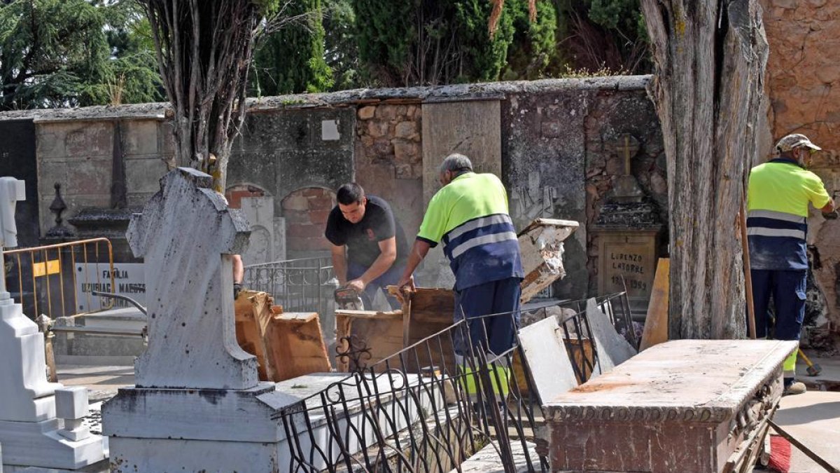 Trabajos del Plan de Empleo, ayer en el cementerio.-HDS