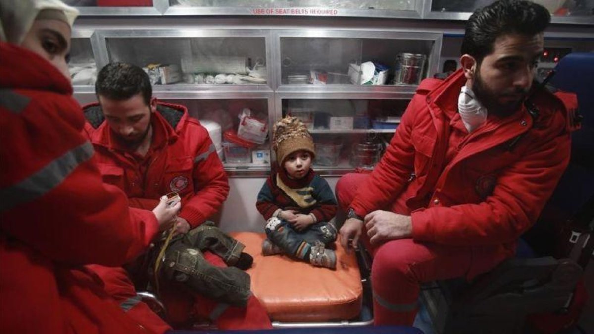 Un niño enfermo evacuado del enclave asediado de Guta, a las afueras de Damasco.-ABDULMONAM EASSA / AP