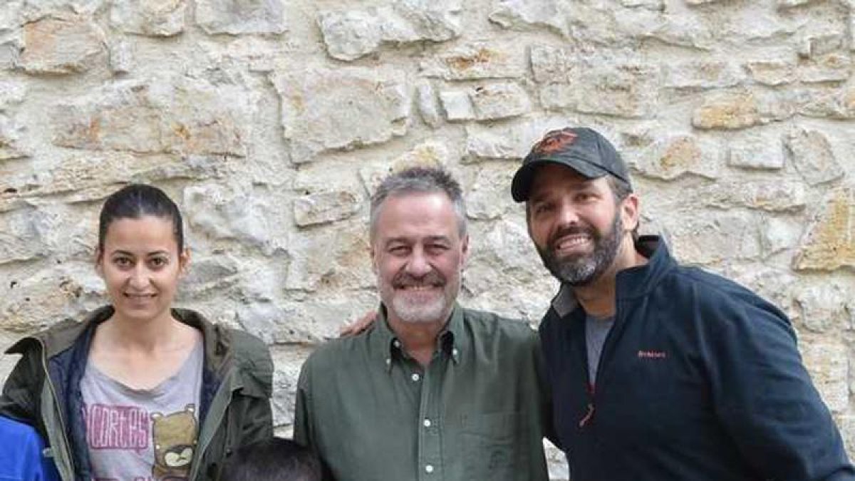Donald Trump, primero por la derecha, junto a los propietarios de la casa rural de Cabrejas en la que se hospedó-HDS