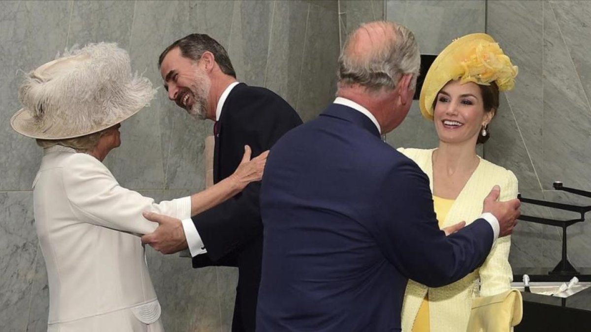 El príncipe Carlos y su mujer, Camila Parker, saludan a los reyes Felipe y Letizia a su llegada a la capital británica.-AP / HANNAH MCKAY