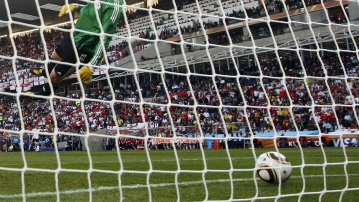 Imagen de un portero que observa como el balón se introduce en su portería.-EDDIE KEOGH / REUTERS
