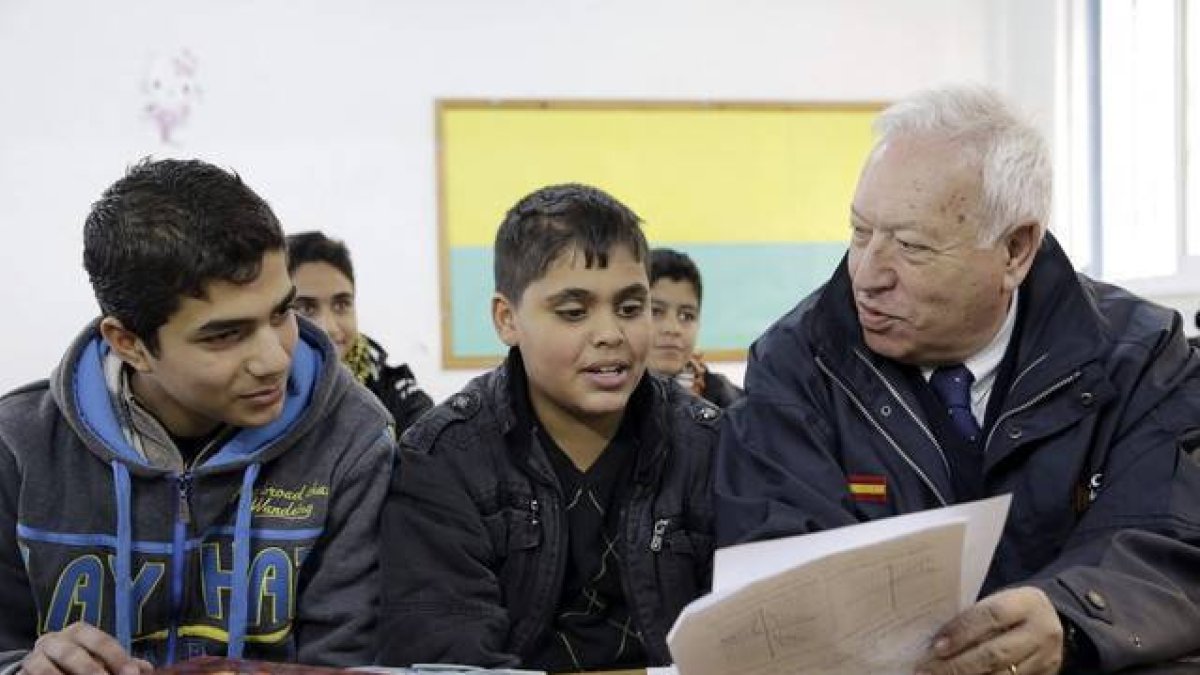 El ministro español de Asuntos Exteriores, José Manuel García-Margallo, conversa con los alumnos de una escuela de Gaza que ha visitado.-Foto: ZIPI/ EFE