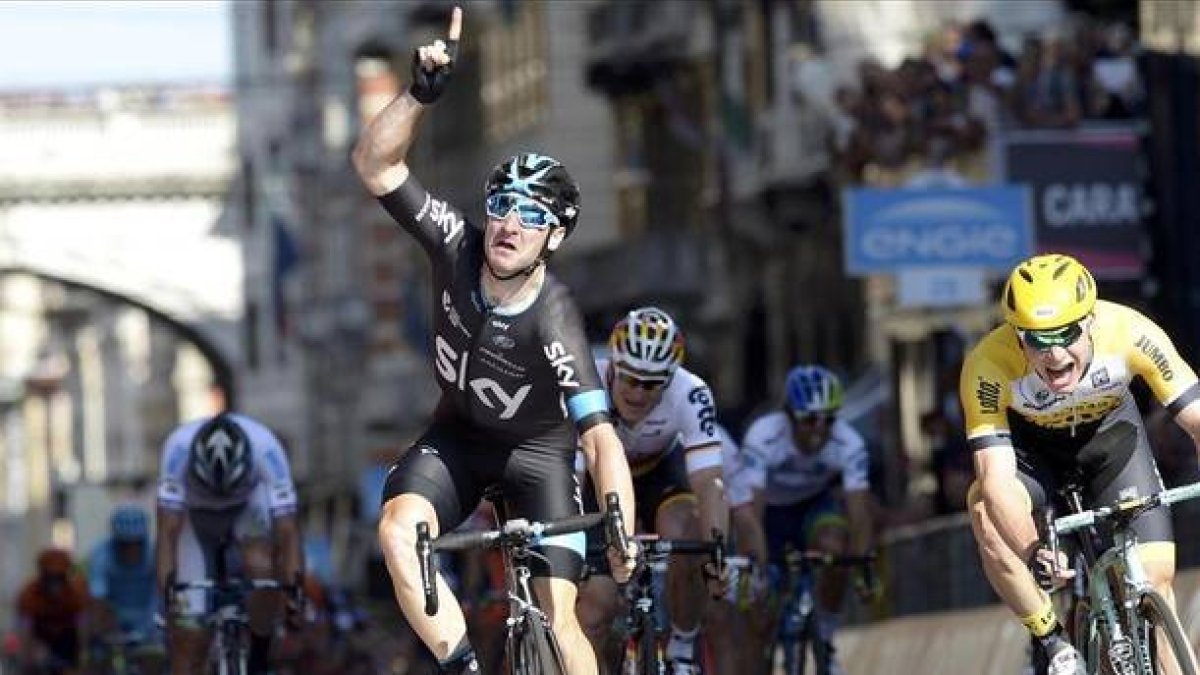 Elia Viviani (Sky) se proclama vencedor de la segunda etapa del Giro, en Génova.-Foto: REUTERS / LAPRESSE / FABIO FERRARI