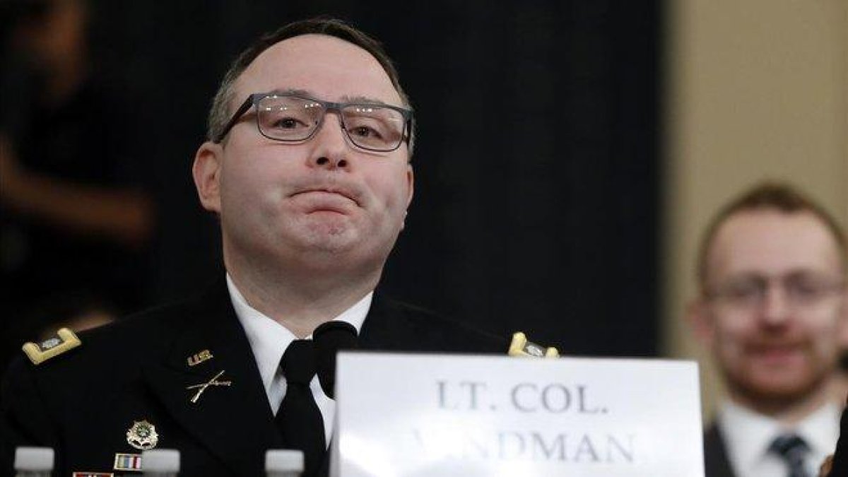 El lugarteniente coronel Alexander Vindman, del Consejo de Seguridad Nacional de EEUU, este martes en las vistas públicas del ’impeachment’ a Trump en el Congreso.-AP