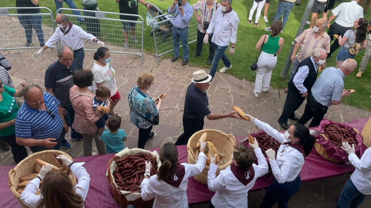 Reparto de chorizo esta tarde en Ólvega.-HDS