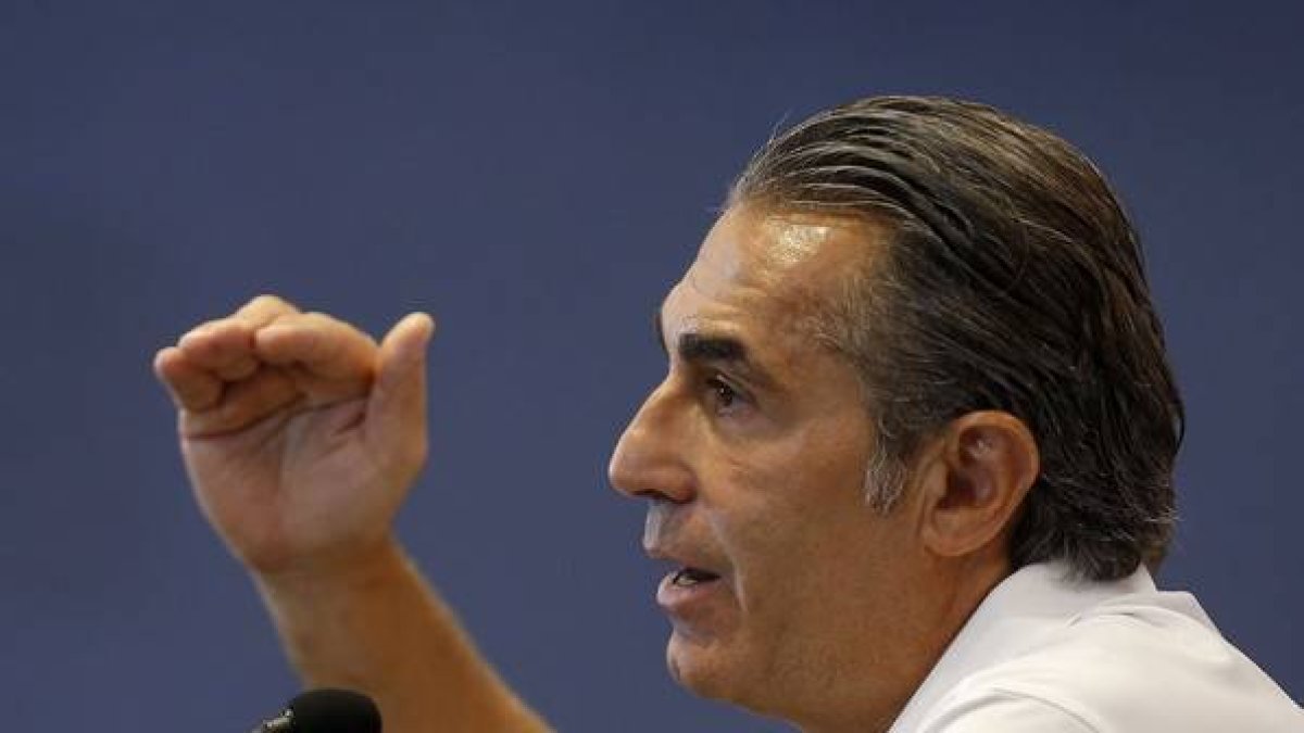 El entrenador de la selección española, Sergio Scariolo, este lunes, durante la rueda de prensa que ha ofrecido en Madrid.-Foto: EFE/ PACO CAMPOS