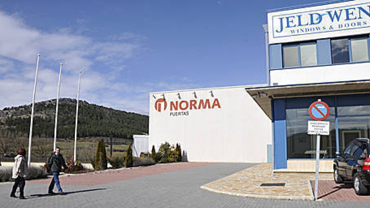 Instalaciones de Puertas Norma en San Leonardo. / VALENTÍN GUISANDE-