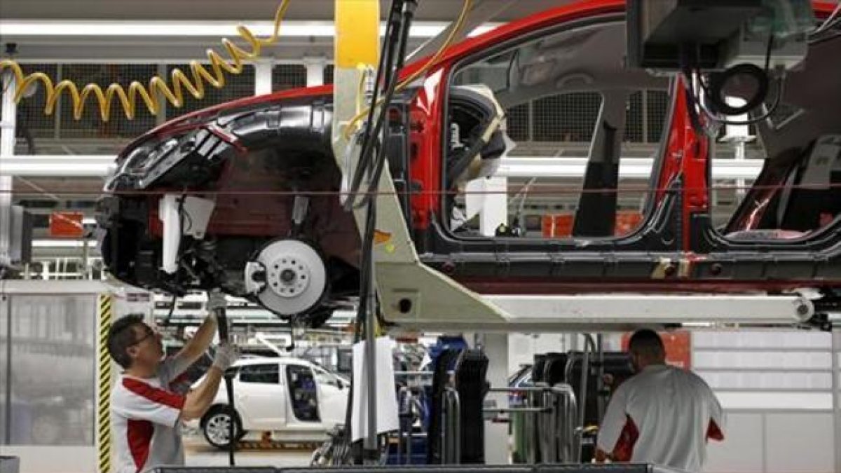 Cadena de montaje del Seat León .-REUTERS