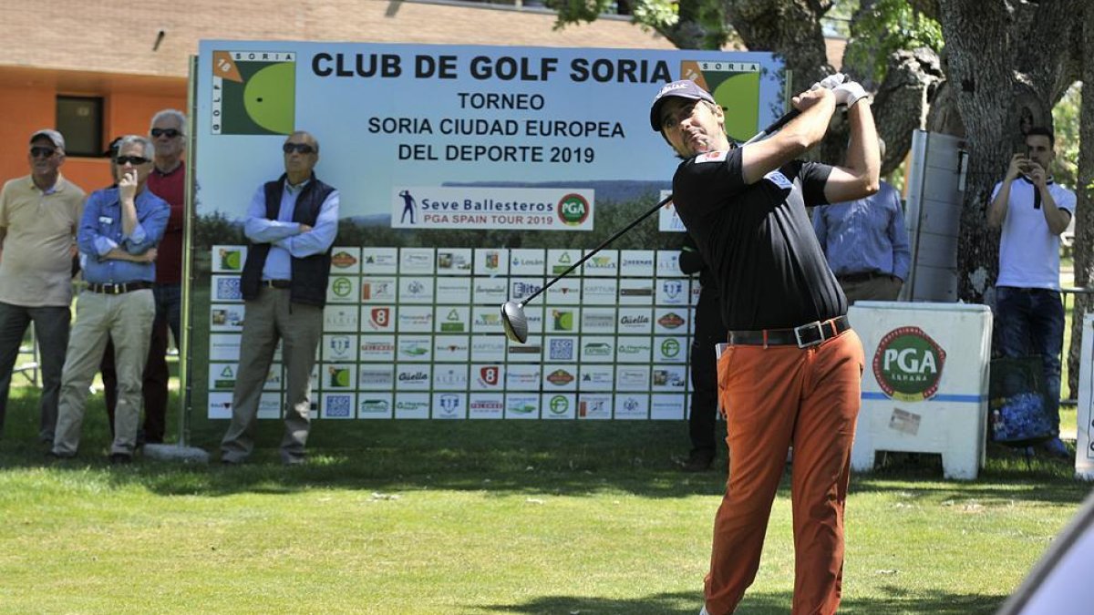 Daniel Berná en uno de sus golpes en la jornada de ayer.-Valentín Guisande