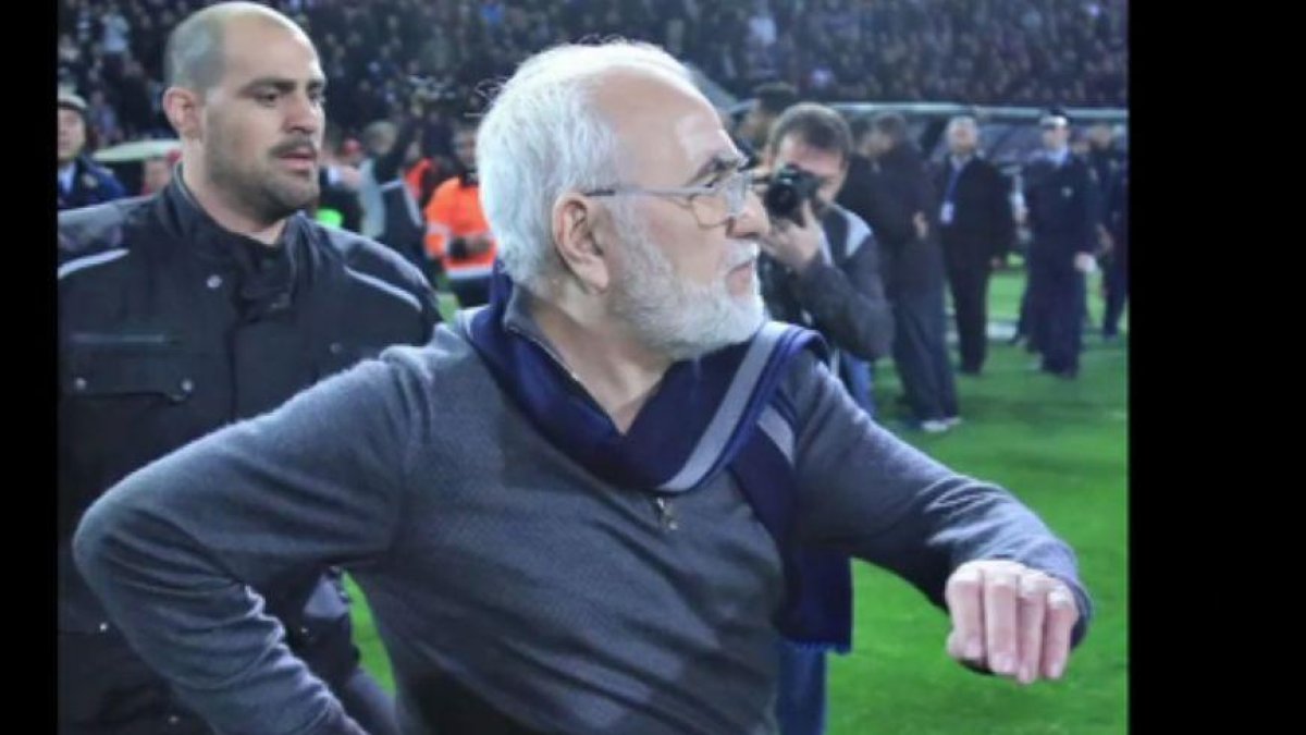El presidente del PAOK, amedrentando al árbitro-EL PERIÓDICO