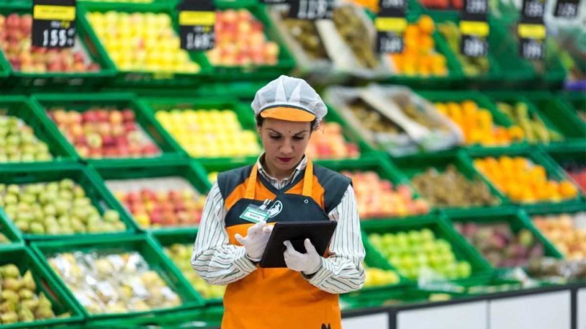 Una empleada de Mercadona.-PERIODICO