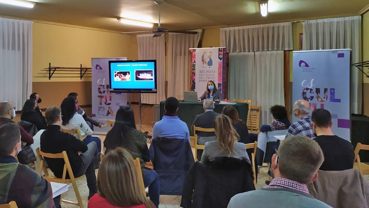 Asistentes al seminario La palabra cantada en el Museo del Traje de Morón de Almazán.-HDS