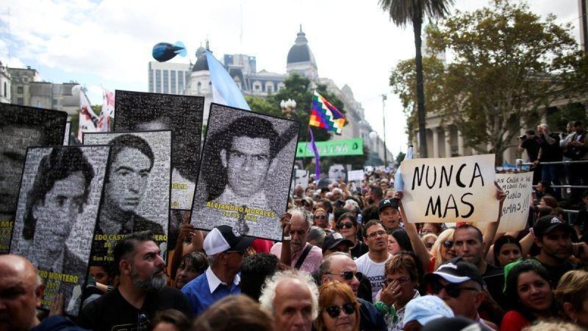 Marchas y protestas en Argentina en aniversario de la dictadura militar.-REUTERS