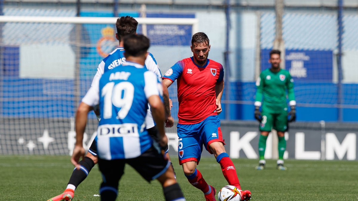 Cortijo no estuvo acertado en el gol del Espanyol B al ser demasiado blando en el cuerpo a cuerpo con Svensson. ÁREA 11