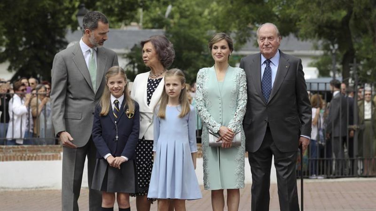 La infanta Sofía, junto a sus padres los Reyes Felipe y Letizia, su hermana, la Princesa Leonor, y sus abuelos, los reyes eméritos Juan Carlos y Sofía, a su llegada hoy a la parroquia de la Asunción de Nuestra Señora.-EFE