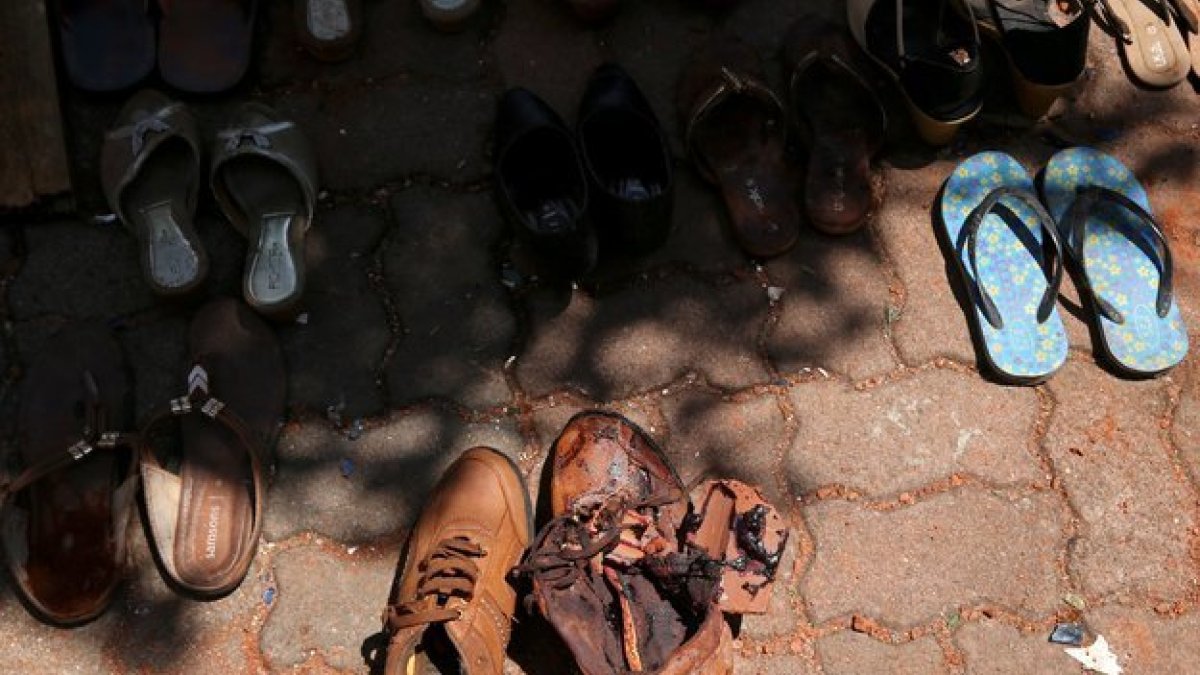 Zapatos con restos de sangre en los alrededores de la iglesia de San Sebastian, en Negambo, cerca de Colombo.-X02943