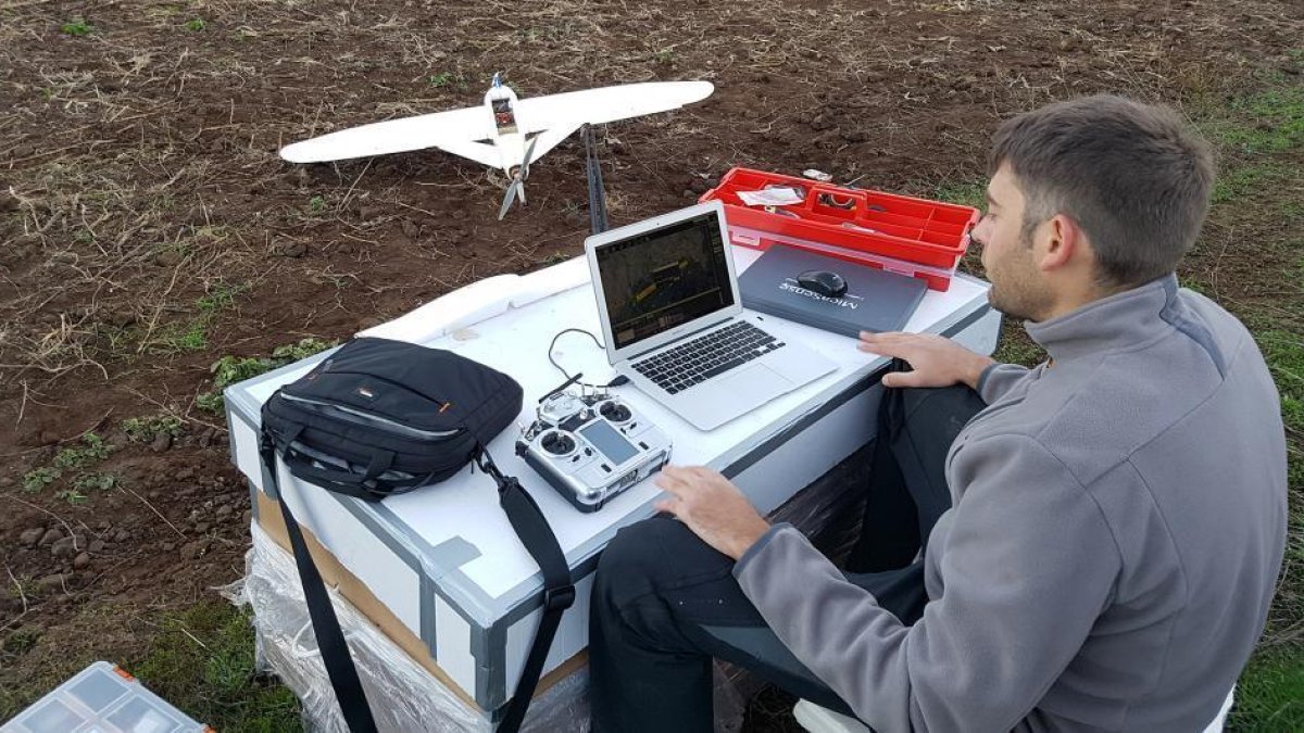 Uno de los pilotos de Codesian controla el vuelo del dron, que cuenta con un plan de vuelo y que está controlado por radiofrecuencia.-CEDIDA