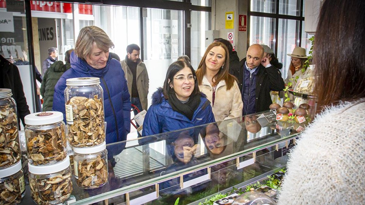 La ministra de Sanidad, Carolina Darias, en su visita al mercado de Soria. MARIO TEJEDOR