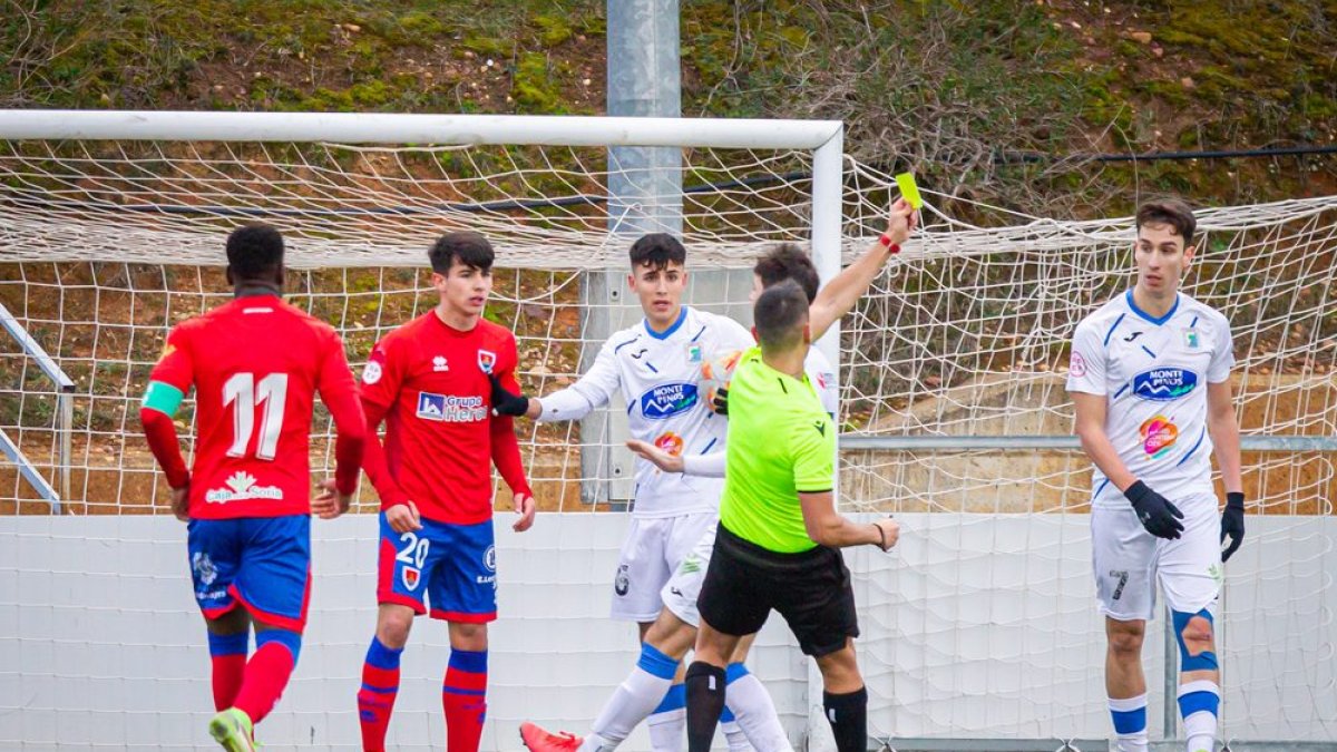 Enfrentamiento entre el Numancia B y el Almazán la pasada jornada en el derbi. MARIO TEJEDOR