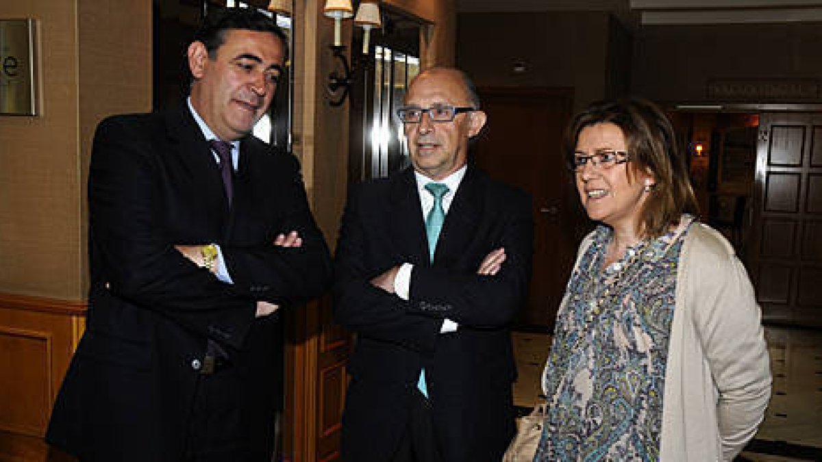 Antonio Pardo, Cristóbal Montoro y Marimar Angulo, ayer antes del encuentro con los empresarios. / V.G.-