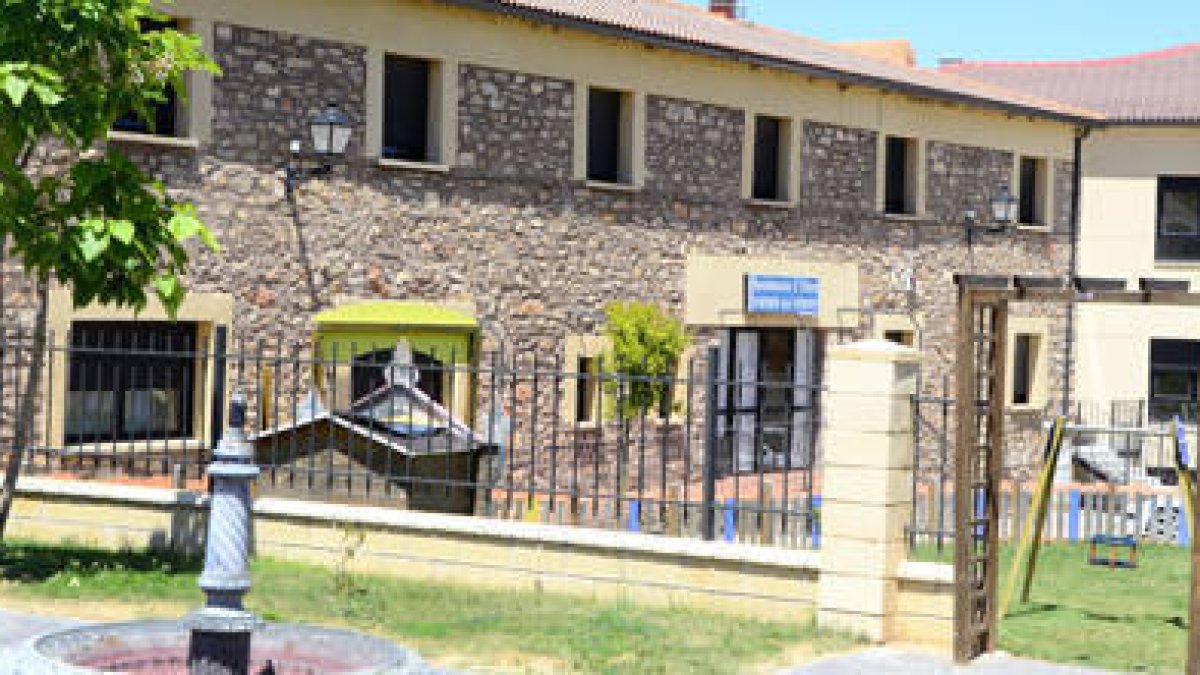 Exterior de la residencia de Retortillo. / ÁLVARO MARTÍNEZ-