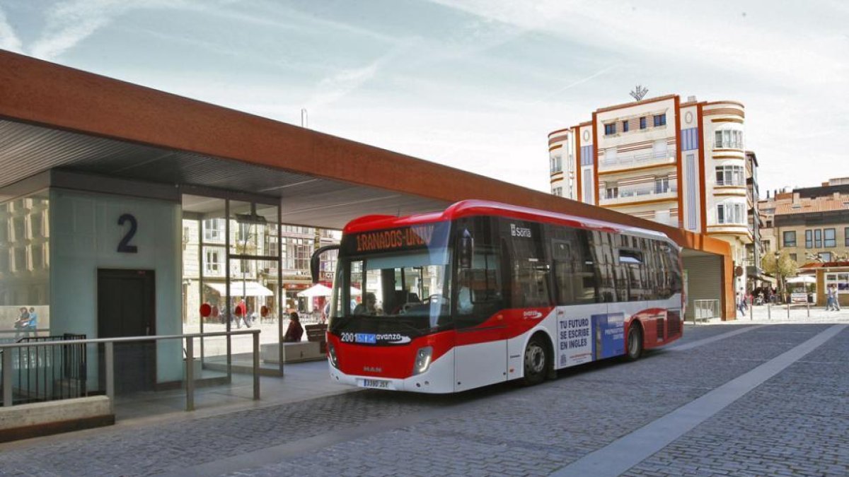 El autobús en el centro de la capital.-MARIO TEJEDOR