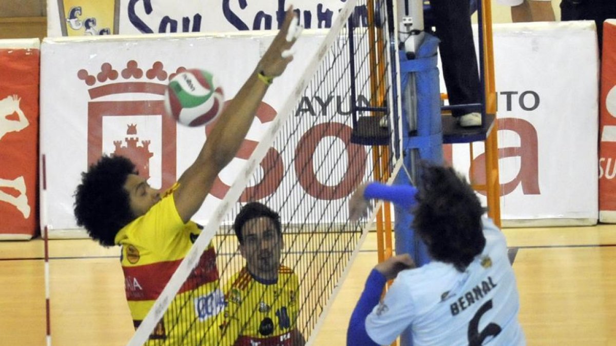 Elvis de Oliveira con la camiseta amarilla de Ibiza en el partido de la pasada temporada en Los Pajaritos.-Valentín Guisande