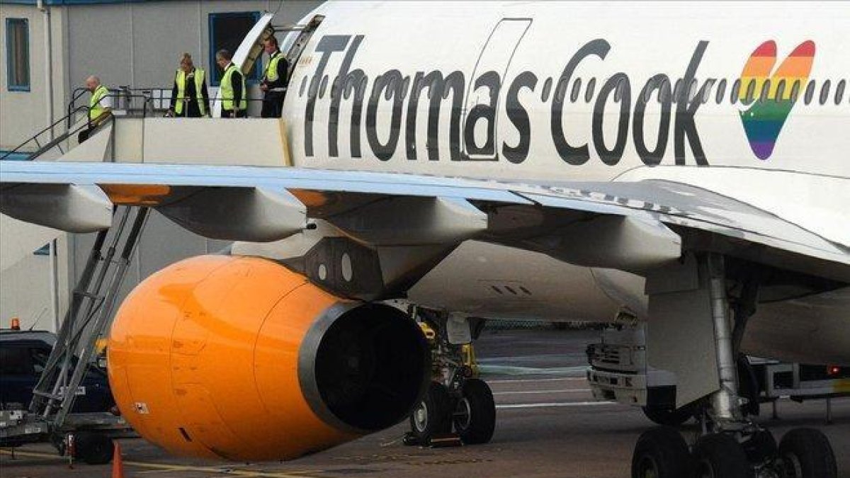Un avión de Thomas Cook.-OLI SCARFF / AFP