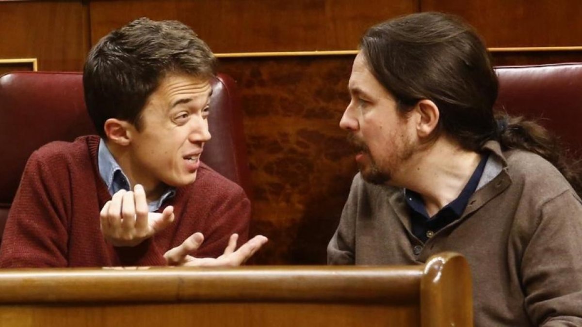Pablo Iglesias e Íñigo Errejón discuten en el Congreso de los Diputados, en enero, los días previos a Vistalegre 2.-AGUSTÍN CATALÁN