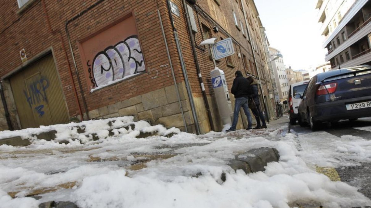 El hielo todavía complicó el tránsito en algunos puntos, sobre todo a primera hora de la mañana.-LUIS ÁNGEL TEJEDOR