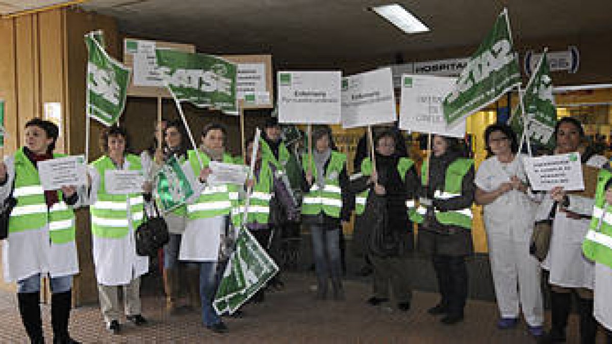 Las enfermeras que se concentraron ayer a las puertas del Hospital de Santa Bárbara para protestar contra las 37 horas y media semanalas. / VALENTÍN GUISANDE-