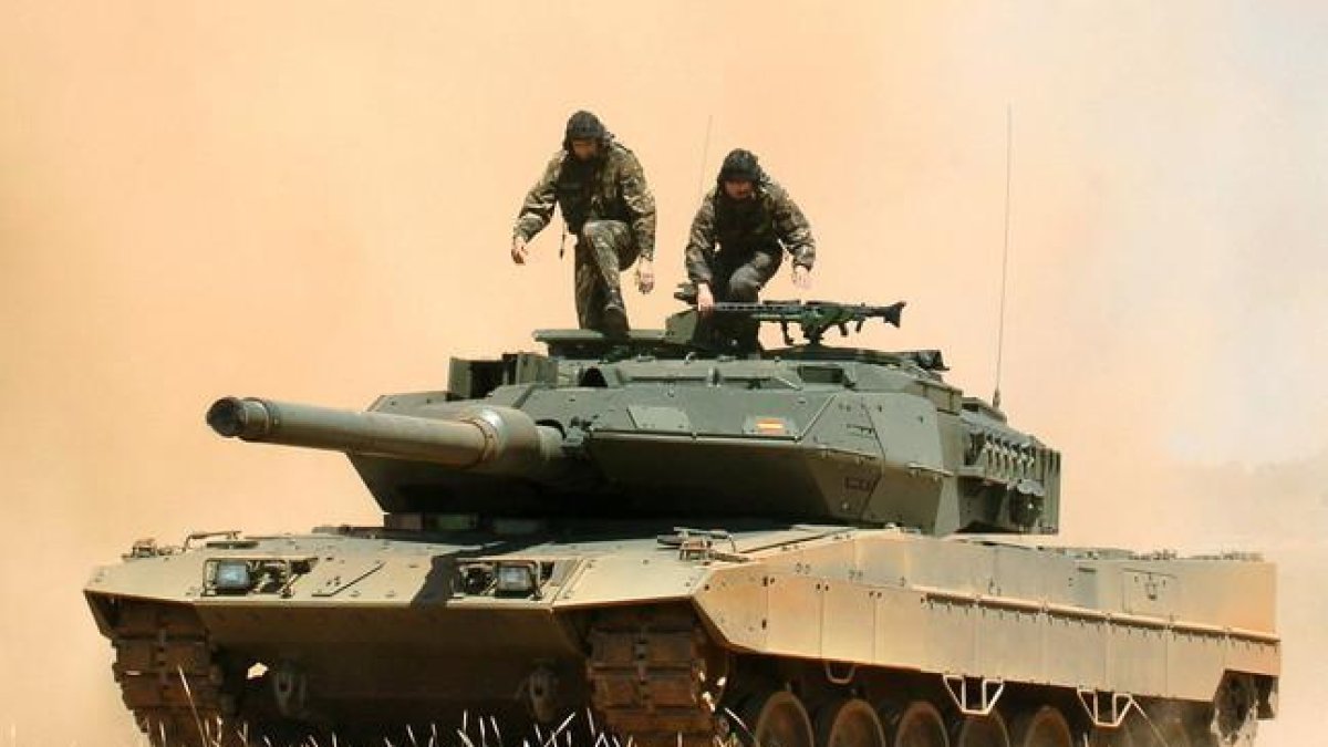 Carro de combate Leopard 2 E del Ejército español durante una demostración.-EFE / EDUARDO ABAD
