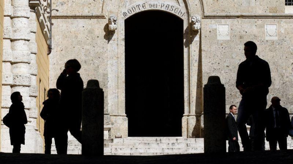 Entrada principal de la sede dentral del banco Monte Paschi di Siena, en Siena.-MAX ROSSI / REUTERS