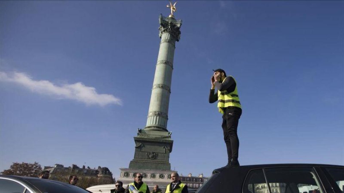 Un hombre se dirige a los manifestantes este sábado en la plaza de la Bastilla de París.-EFE / IAN LANGSDON