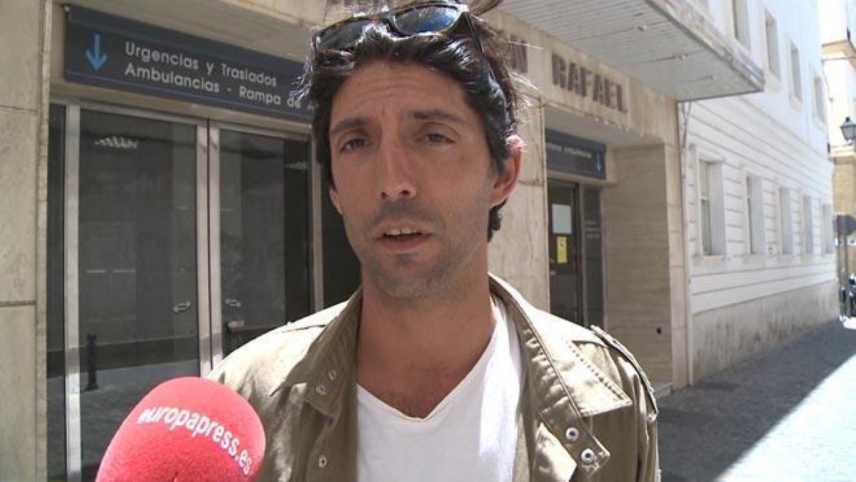 Su hijo no se separa ni un momento de su madre e insiste en que la evolución de la cantante cada día es mejor.-