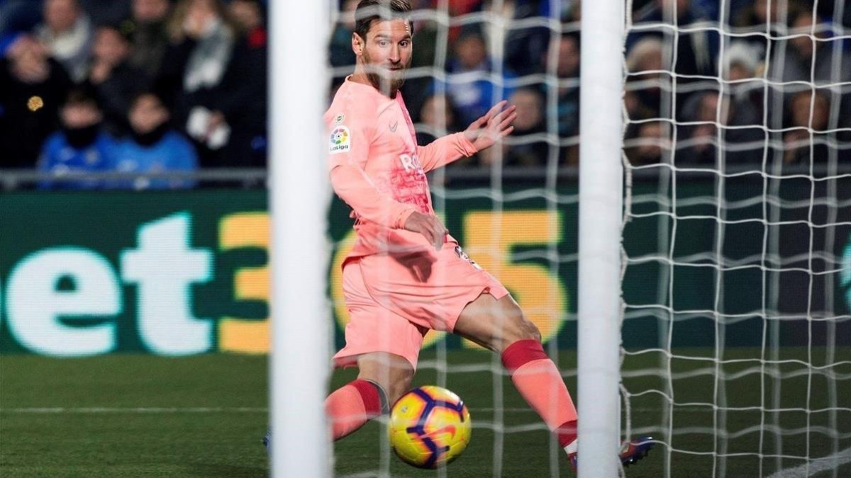 Messi marca, el domingo, en Getafe.-EFE / RODRIGO JIMÉNEZ