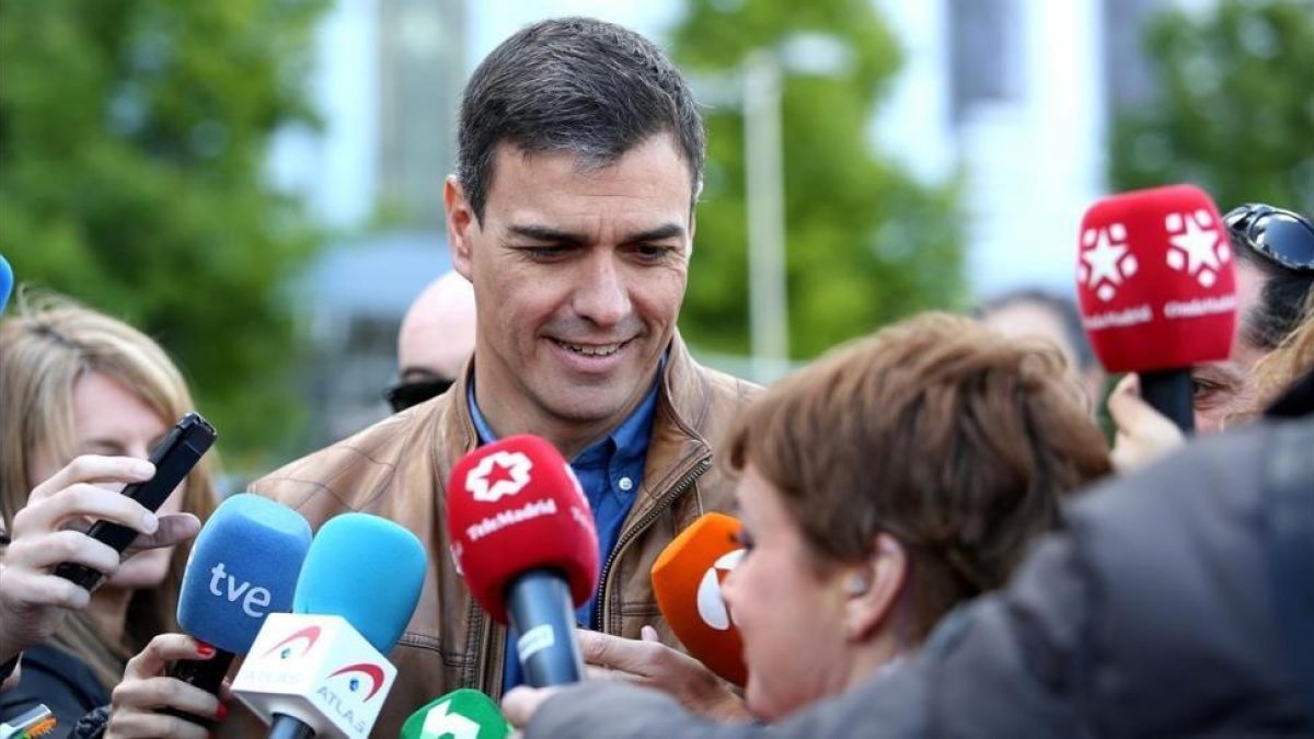 Pedro Sánchez atiende a los medios al inicio de la Manifestación del 1 de Mayo, en Madrid.-DAVID CASTRO