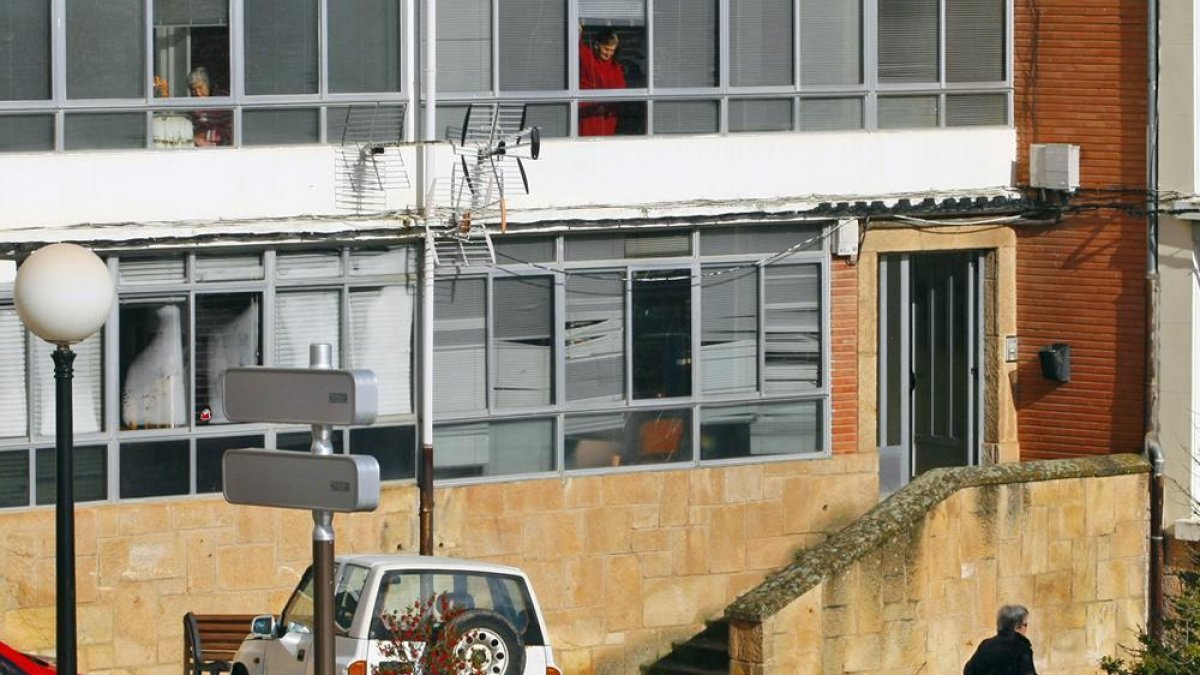 Imagen del bloque de viviendas en una de las cuales vive uno de los detenidos ayer en la operación contra el tráfico de drogas.-MARIO TEJEDOR
