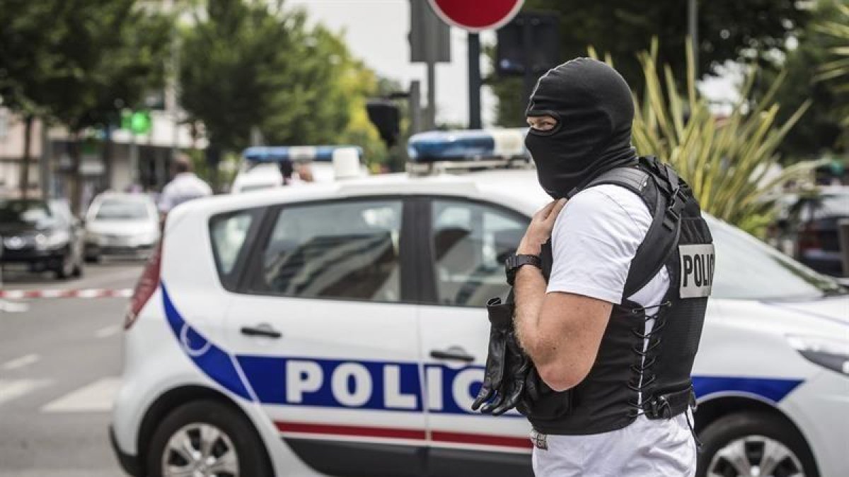 Un agente de las fuerzas del orden francesas vigila la zona de Val Notre Dame durante una operación antiterrorista en el barrio parisino de Argenteuil-CHRISTOPHE PETIT TESSON