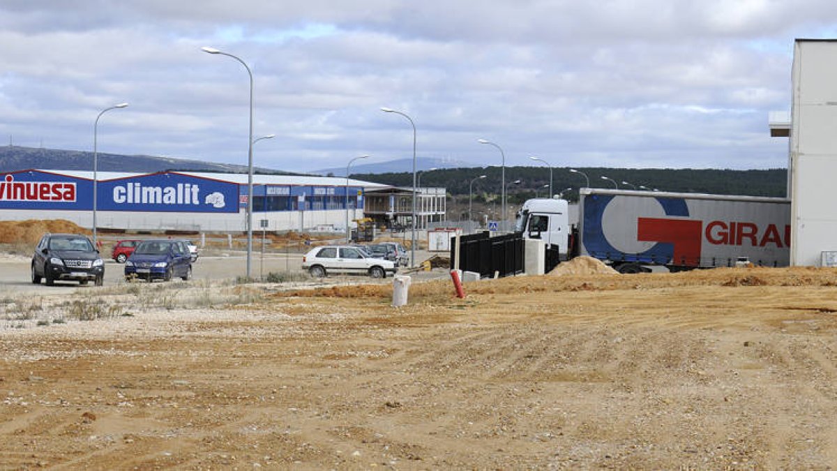 Estado en el que se encuentran las obras de las naves del polígono industrial de Navalcaballo. / VALENTÍN GUISANDE-