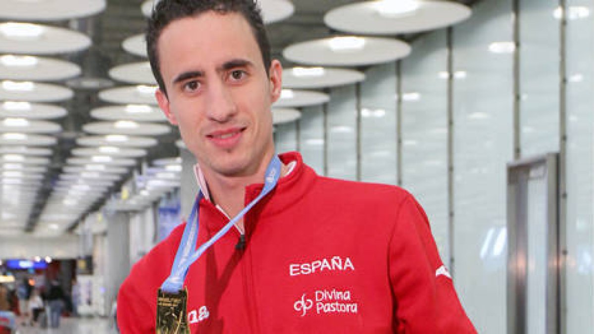 Manuel Olmedo muestra a su llegada a Madrid la medalla de oro conquistada en el Europeo. / MARCAMEDIA-
