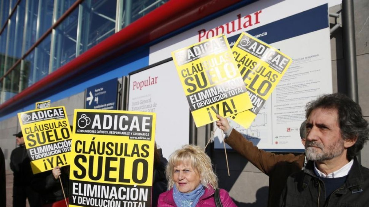 Miembros de Adicae se manifiestan en Madrid por las cláusulas suelo.-Mariscal / EFE
