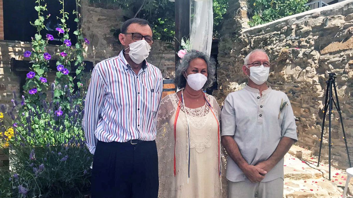 El alcalde de San Pedro, Julián Martínez, junto a los novios Jeru y Mariano.-HDS