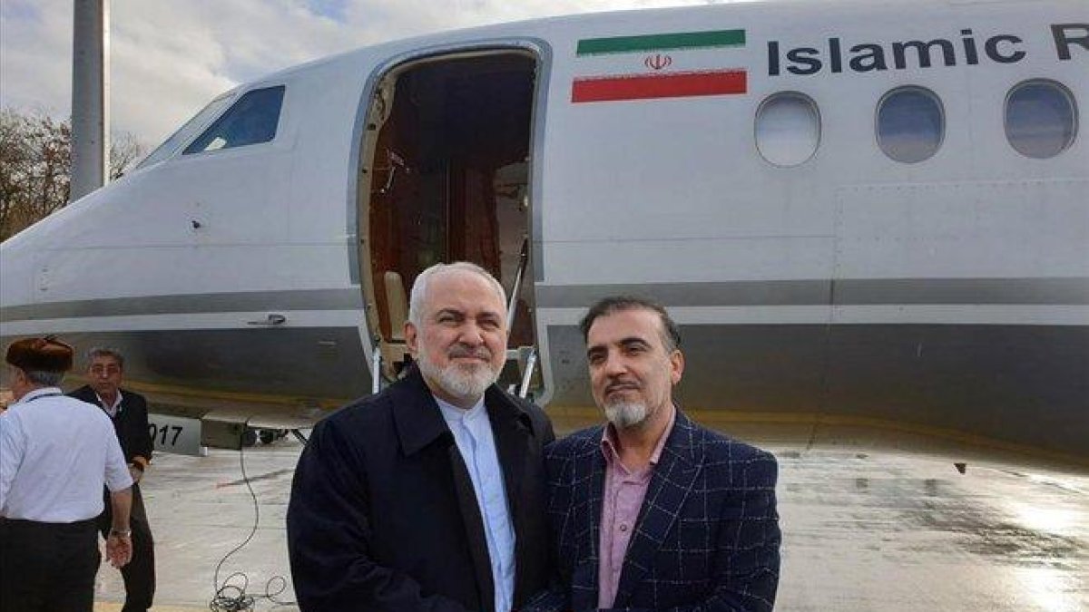 El ministro de Exteriores iraní, Mohamad Yavad Zarif, y el liberado Masud Soleimaní, en el aeropuerto de Ginebra.-EPA / MINISTERIO DE EXTERIORES DE IRÁN