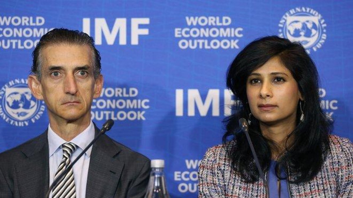 Gita Gopinath (derecha), economista jefa del FMI, presentó el informe de Perspectivas Económicas Globales.-EFE