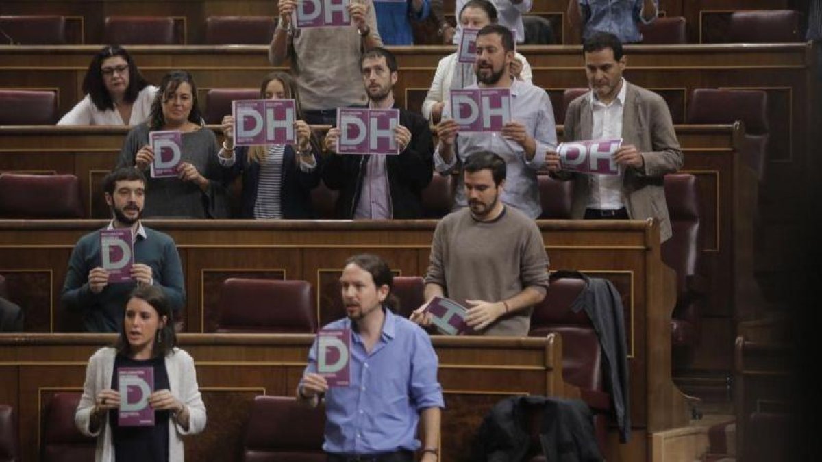 Diputados de Podemos muestran carteles a favor de los derechos humanos al inicio del pleno del Congreso.-JOSÉ LUIS ROCA