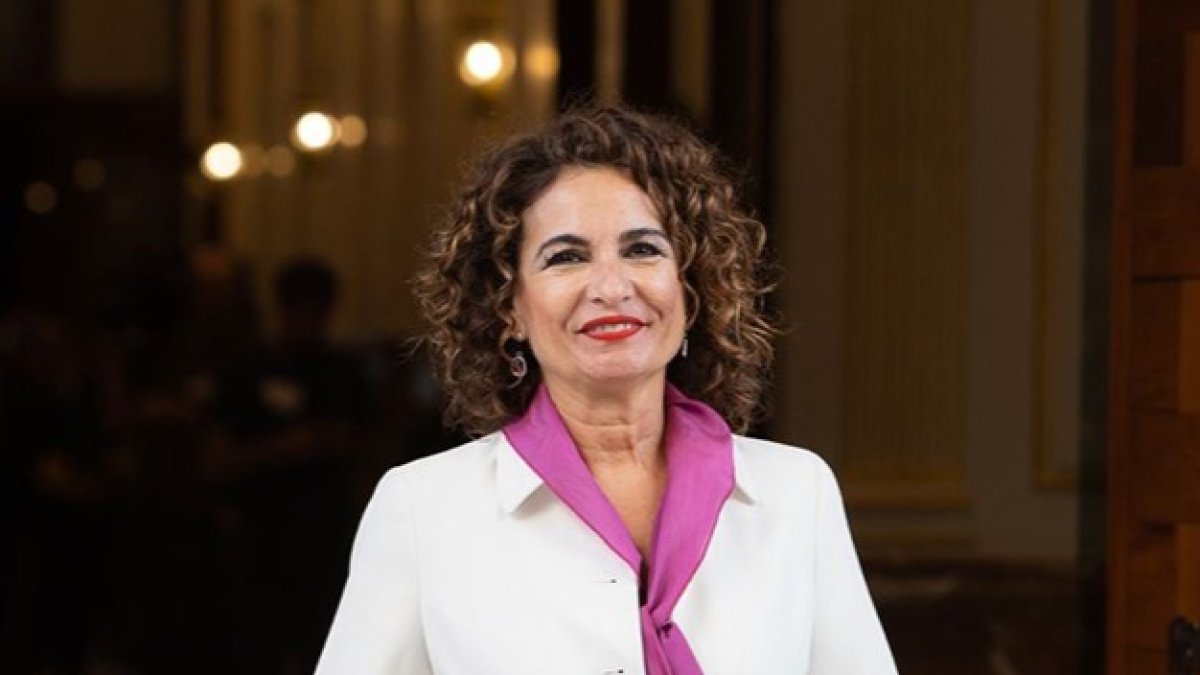 La ministra de Hacienda, María Jesús Montero, antes de entregar las cuentas en el Congreso. HDS