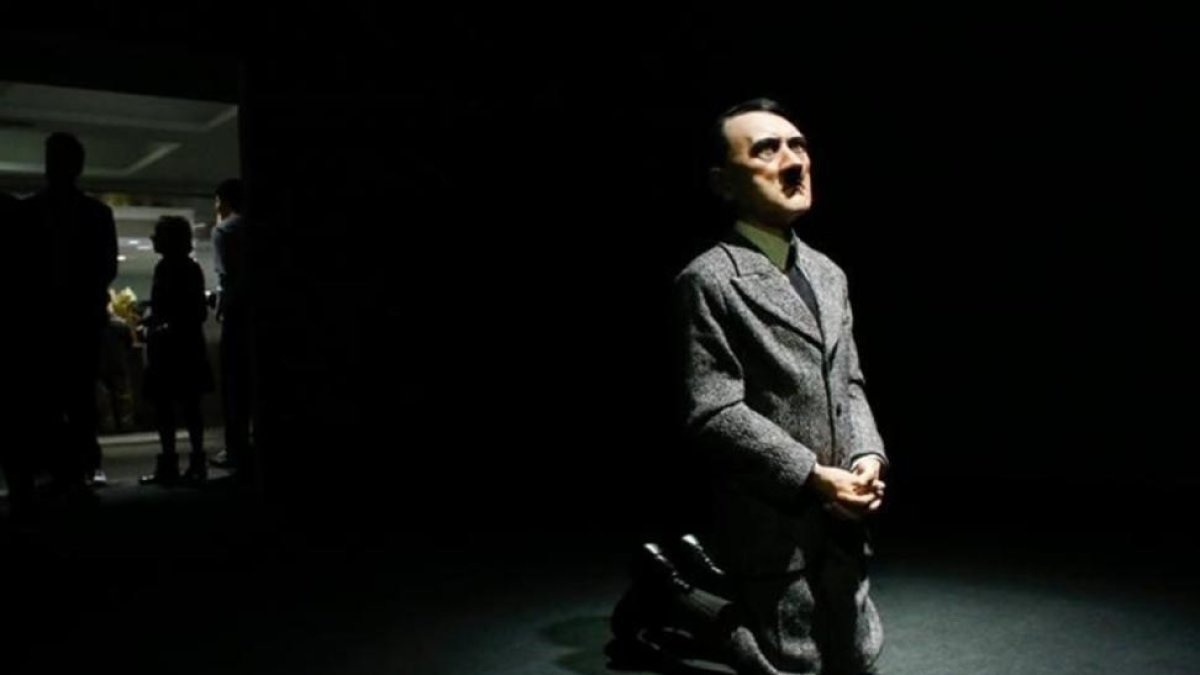'Él', la estatua de Hitler de Cattelan que se ha vendido por 15 millones.-